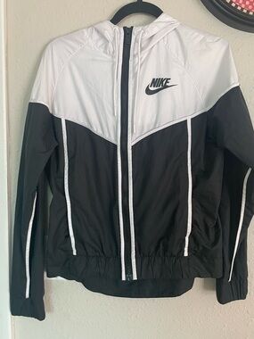 Nike Womens Windrunner Jacket size XS